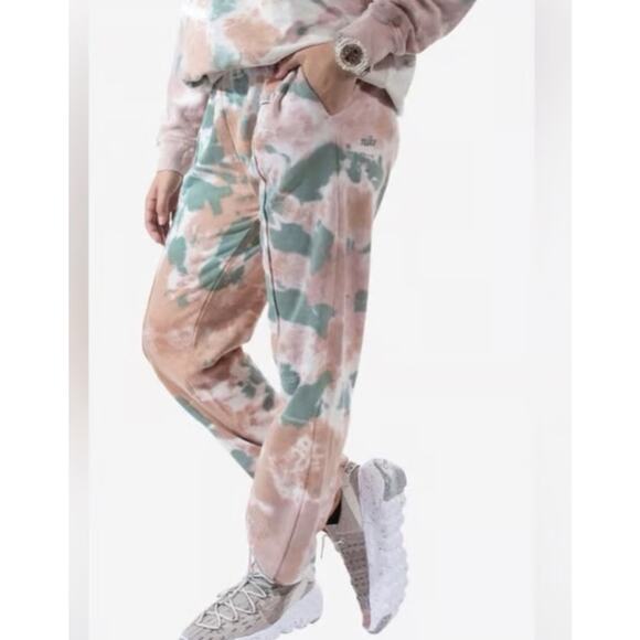 Nike Sportswear Men's Club Fleece Tie-Dye Joggers Sweatpants Green, Tan Size S. - Picture 1 of 9